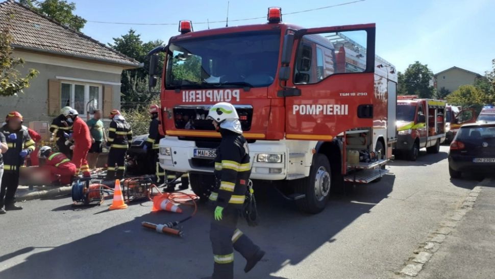 FOTO | Accident devastator în Cluj. O femeie a murit strivită sub mașină, alte 3 persoane, rănite