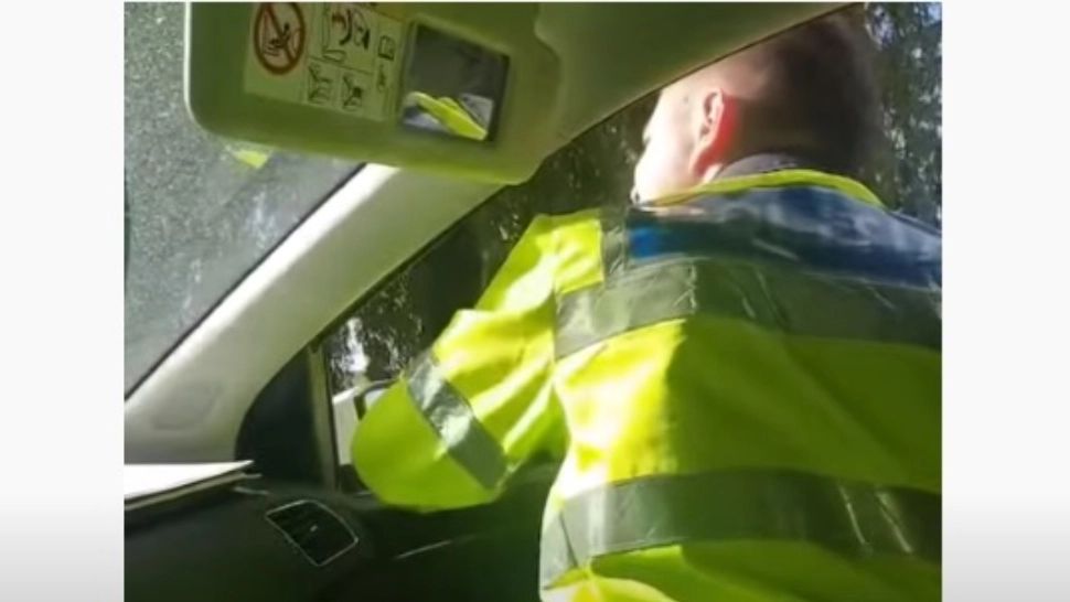 VIDEO | Femeie batjocorită de doi polițiști rutieri, în Covasna. A fost deschisă o anchetă disciplinară