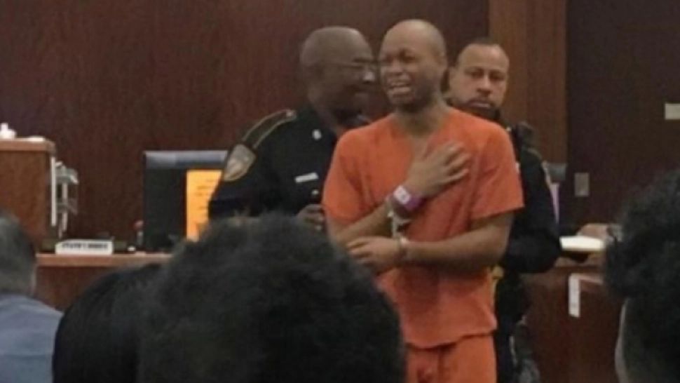 Judecătorul a început să râdă isteric când criminalul, auzind verdictul, i-a spus asta, urlând