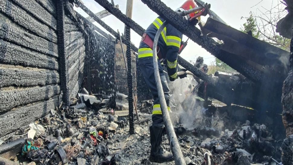 FOTO | Casă în flăcări, în Constanța, în urma unui incendiu violent