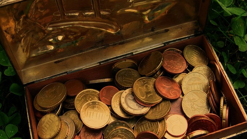 Un arheolog amator din Danemarca a dat lovitura vieții lui: a descoperit o comoară de aur, veche de 1.500 de ani