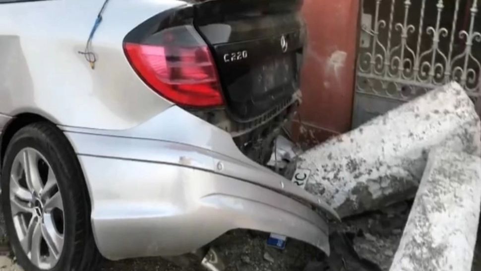 VIDEO | Accident cumplit, în Dolj: Doi bărbaţi care stăteau pe o bancă, spulberați de un șofer fugar