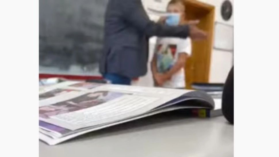 VIDEO | Elev pălmuit de profesor în faţa clasei, în Suceava. Inspector şcolar: „Dascălul spune că a fost un gest prietenesc” 