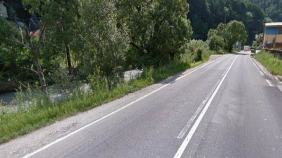 O maşină cu 3 persoane, cât pe ce să cadă în râul Prahova. O posibilă tragedie, EVITATĂ în ultimul moment