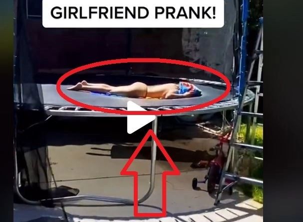 VIDEO – O tânăra făcea plajă topless și iubitul ei i-a făcut o farsă să o țină minte – Imaginile au devenit virale