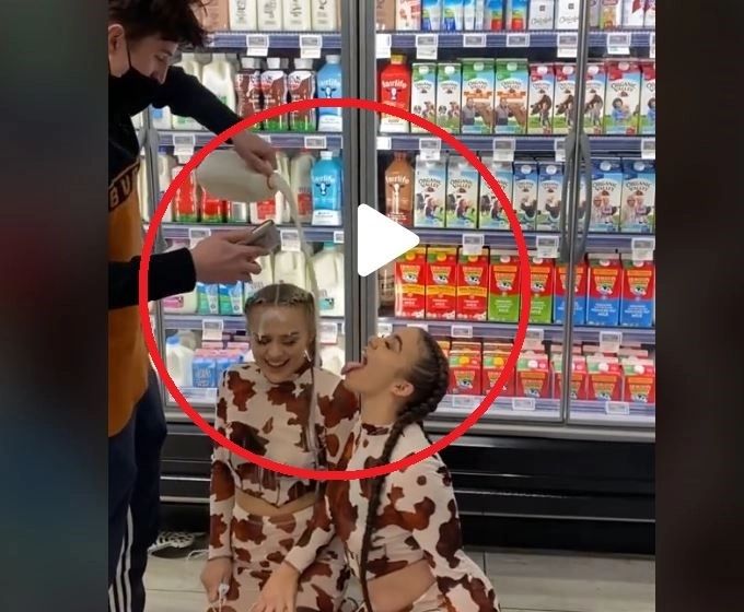 VIDEO – Farsă “murdară” într-un magazin – Două fete s-au pus pe jos și au turnat lapte pe ele – Cum a reacționat patronul când le-a văzut