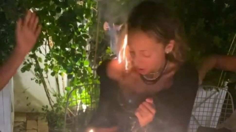 VIDEO | Zi de naștere de neuitat: Părul unei cunoscute actrițe americane a luat foc în timp ce sufla în lumânările de pe tort