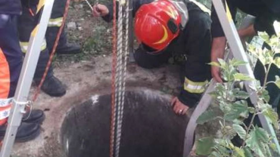 Accident teribil - O femeie a căzut într-o fosă septică - Pompierii au intervenit de urgență