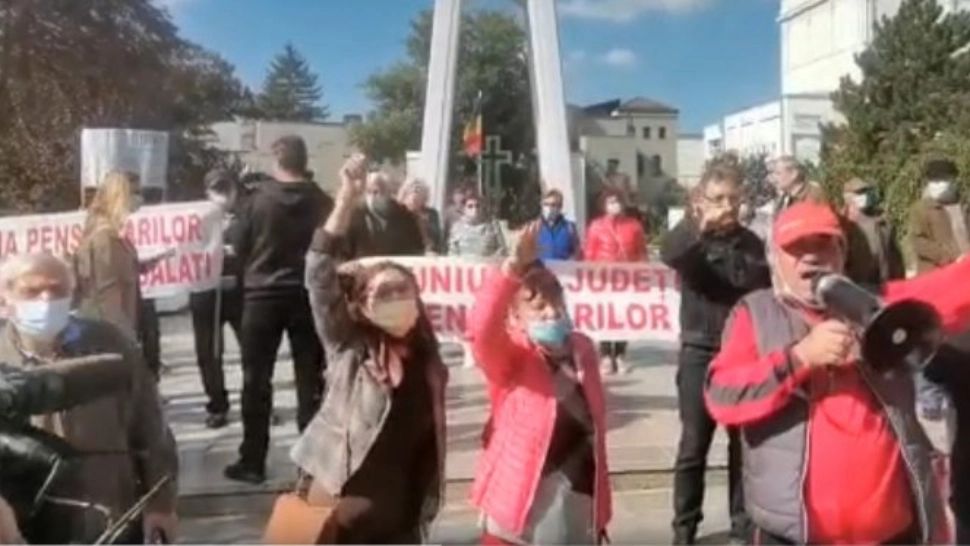 Protest masiv la Galați. Zeci de pensionari au cerut demisia Guvernului Cîțu