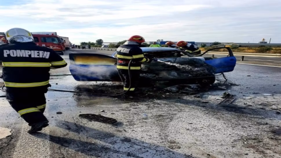 FOTO | Mașină izbită violent de autocar, în Giurgiu: 1 victimă. Autoturismul a luat foc