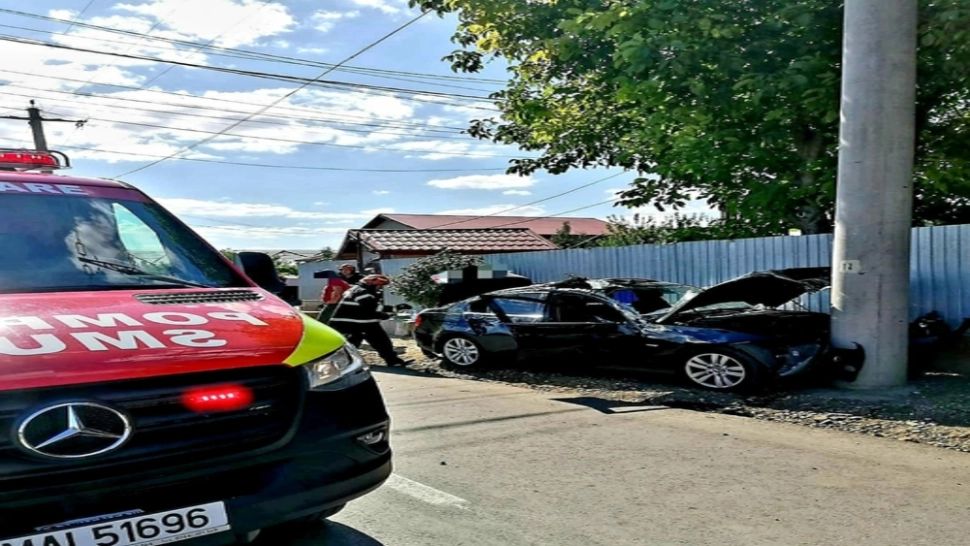 Accident violent, în Giurgiu. 3 victime, după ce mașina în care se aflau s-a izbit de un stâlp
