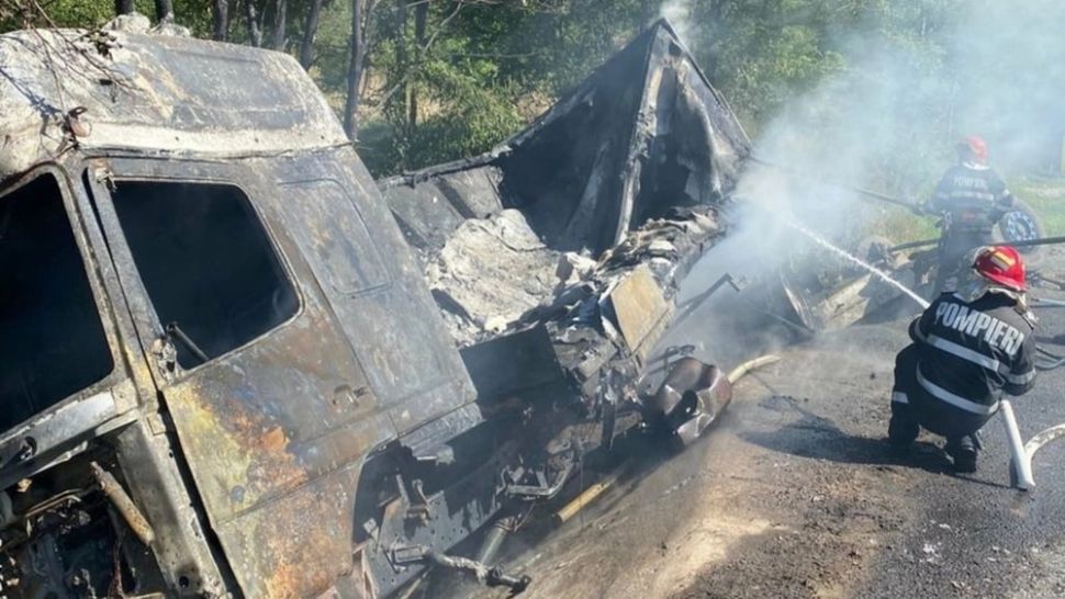 Tragedie în Hunedoara. Șofer mort, după ce TIR-ul s-a răsturnat şi a luat foc - Trafic oprit