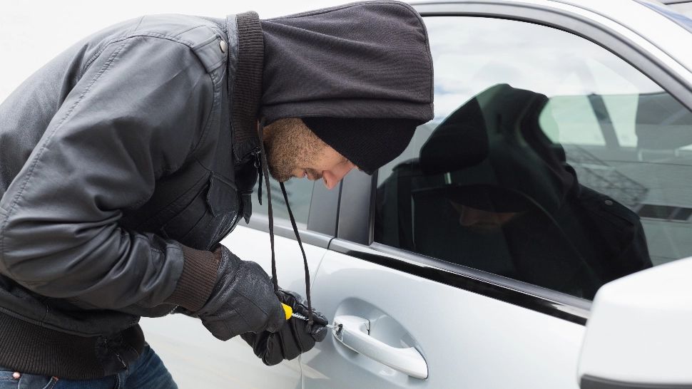 Un hoț consecvent. A furat de două ori aceeaşi maşină şi a spart de două ori acelaşi local