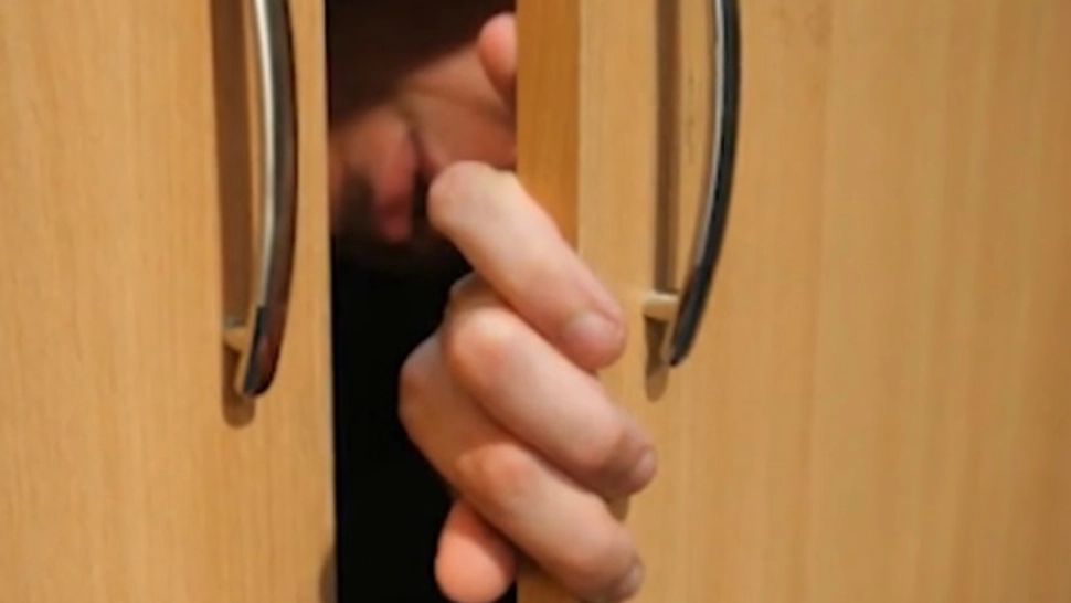 Situație jenantă pentru un hoț fricos: s-a ascuns de poliție în șifonier 