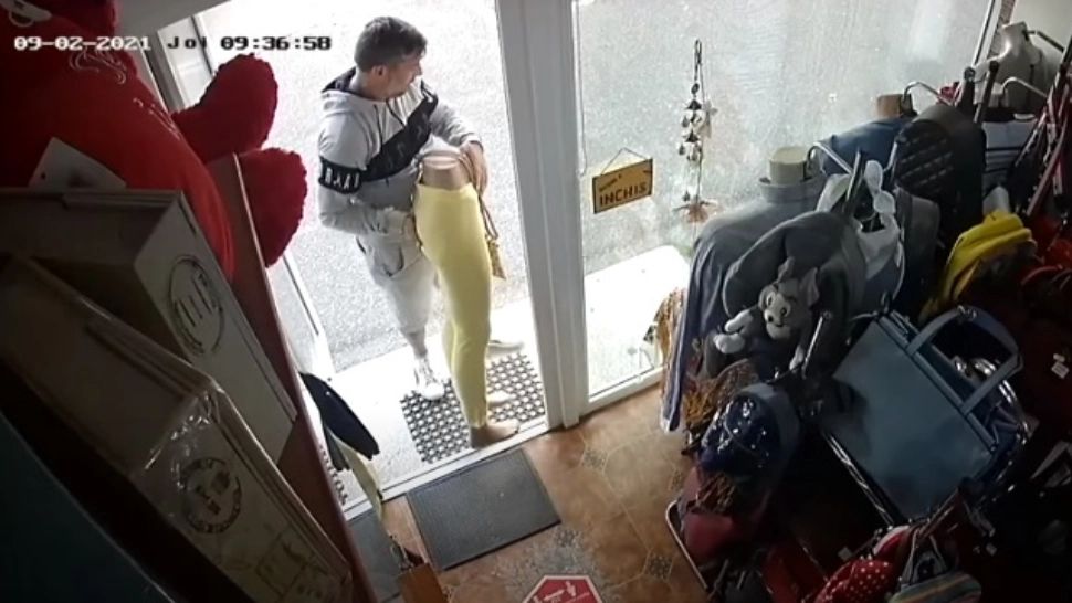 VIDEO | Un hoţ din Bârlad, surprins în timp ce fura hainele dintr-un magazin, cu tot cu manechin