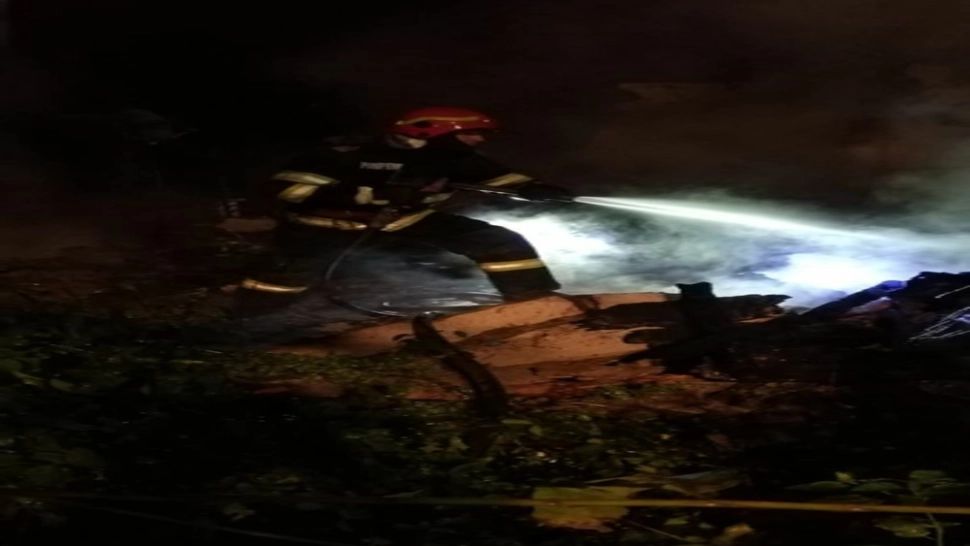 FOTO | Incendiu de proporții, în Ialomița. Bărbat cu arsuri grave, după ce casa a fost cuprinsă de flăcări