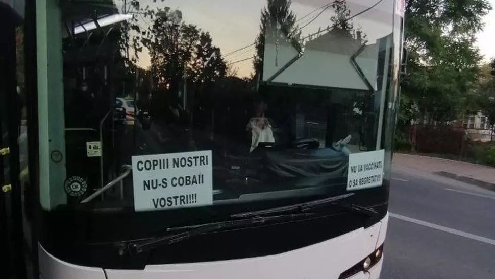 Angajat al companiei de transport public, concediat după ce a afișat pe geamul unui autobuz mesaje antivacciniste. Explicația conducerii