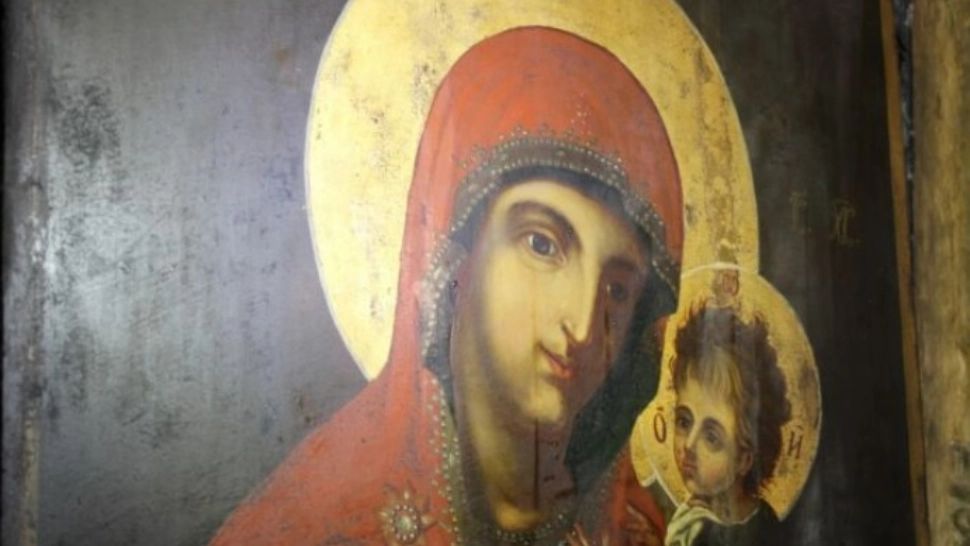 Minune la o biserică de lângă Peștera Muierii: ICOANA care PLÂNGE cu lacrimi de mir