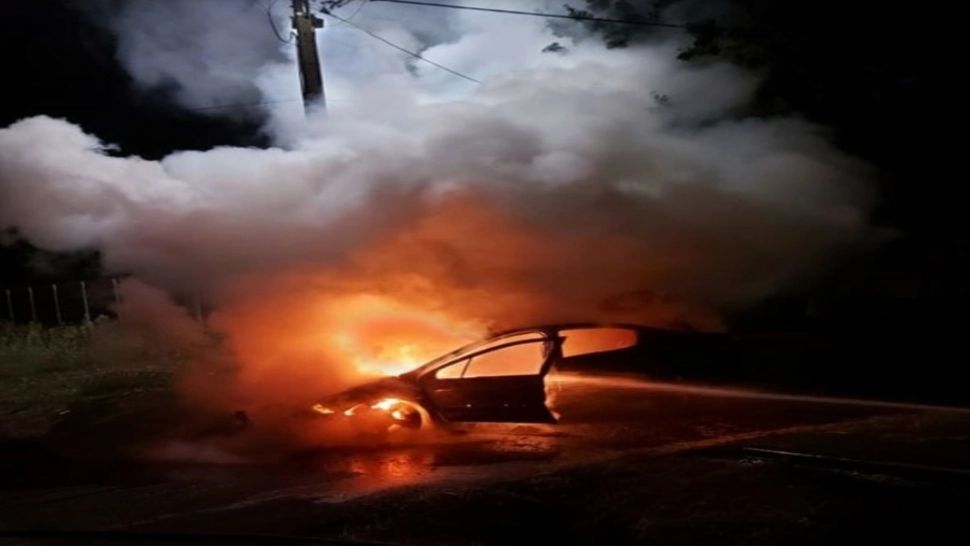 FOTO | Incendiu violent, în Ialomița. Mașină distrusă de flăcări