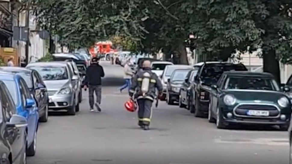 VIDEO Pompieri blocați la intervenție de taxiurile parcate haotic