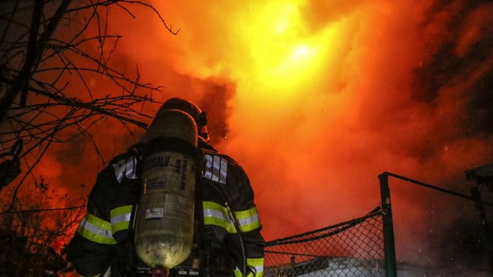 Incendiu la un bloc de apartamente din Pitești - Zeci de oameni au fost evacuați