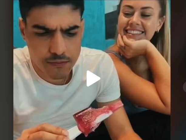 VIDEO – Soția i-a dat să mănânce o înghețată pe un bat ciudat. Când a terminat-o și și-a dat seama ce era, i s-a făcut rău