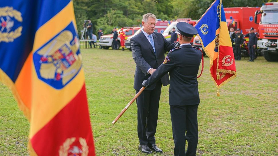 FOTO Klaus Iohannis i-a decorat pe pompierii care au intervenit la incendiile din Grecia. Ceremonie la Palatul Cotroceni
