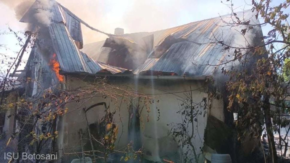 Incendiu de amploare, în Botoşani. O femeie de 101 ani a rămas fără locuinţă