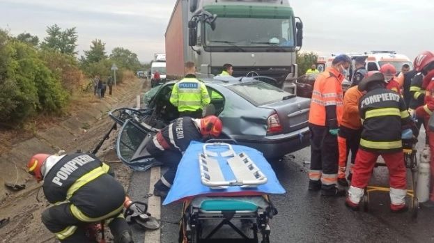 FOTO | Accident grav, în Vrancea, între un TIR și 3 mașini. O persoană încarcerată - Trafic blocat