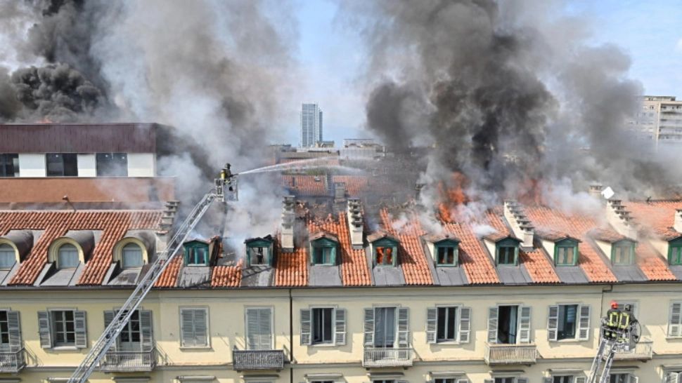FOTO | Incendiu puternic într-o clădire din Torino. Aproximativ 100 de persoane, evacuate