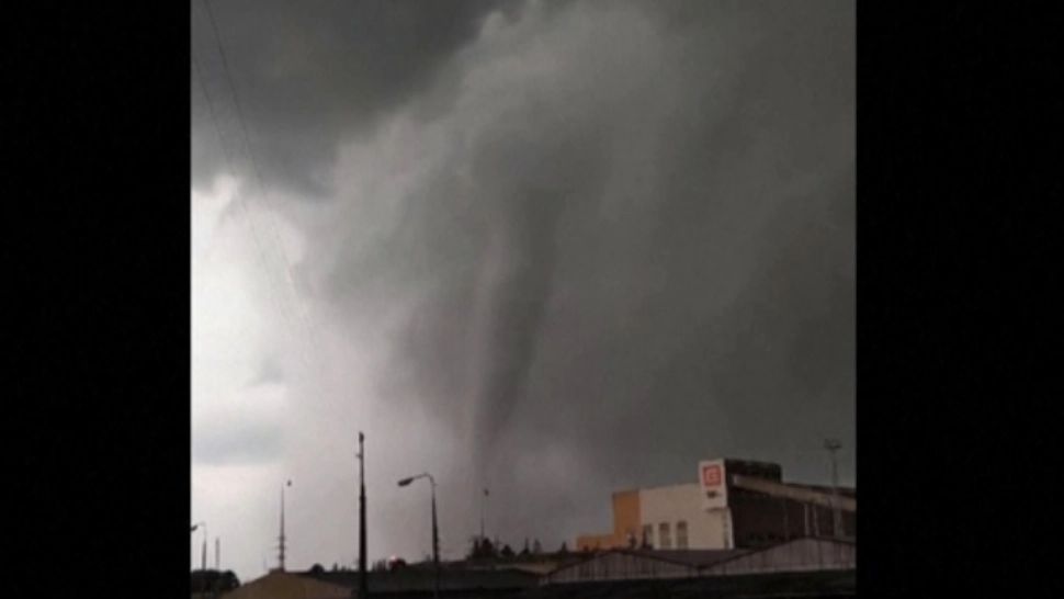 FOTO + VIDEO | Scene apocaliptice în Italia după ce o tornadă a lovit în sudul țării. 2 morți și 9 răniți