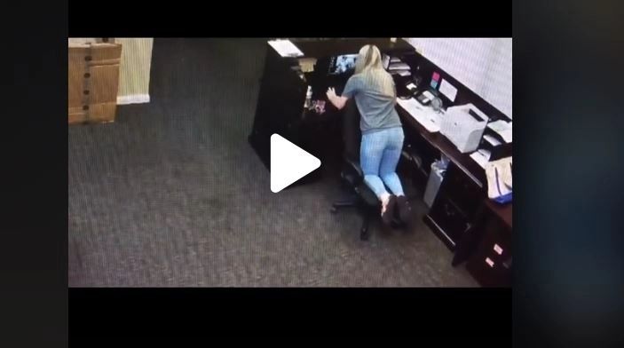 VIDEO – Ce a putut să facă în timpul serviciului, la birou – Șeful ei a făcut publice imaginile de pe camerele de supraveghere