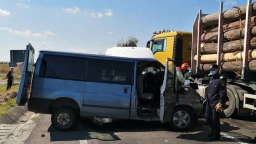 Accident cumplit, cu 5 victime, între care un copil, în județul Prahova: dubiță spulberată de un TIR cu lemne
