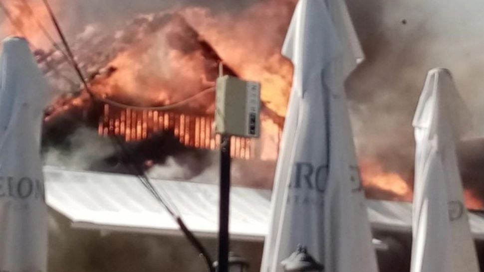 VIDEO | Incendiu de amploare la trei terase din Mamaia. Telegondola din stațiune, oprită