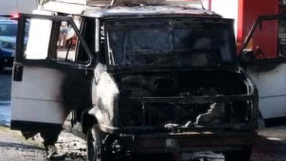 Incendiu puternic pe o stradă din Târgu Jiu. O mașină a luat foc în mers