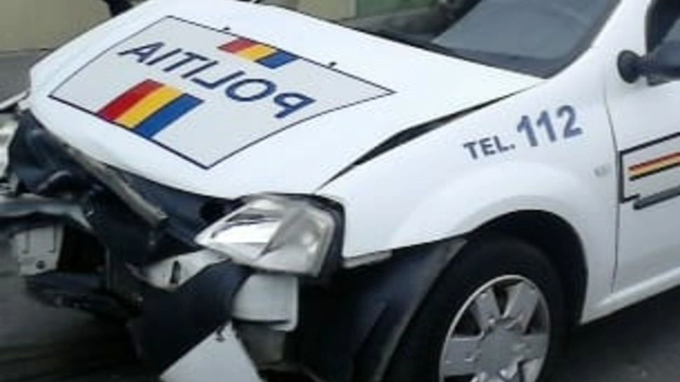 Accident grav în Vrancea. Autospecială de poliţie aflată în misiune, izbită de o mașină: 2 victime