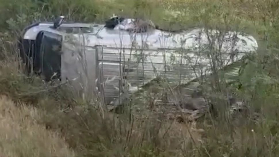 Accident grav pe A1: o dubiță s-a răsturnat după explozia unui cauciuc