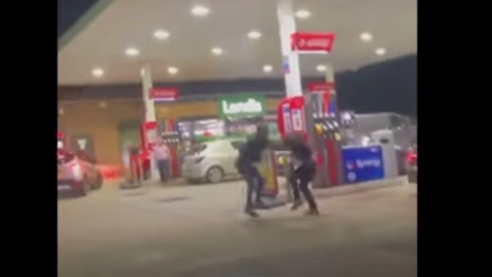 FOTO + VIDEO | Bătaie pe combustibil într-o benzinărie din Marea Britanie