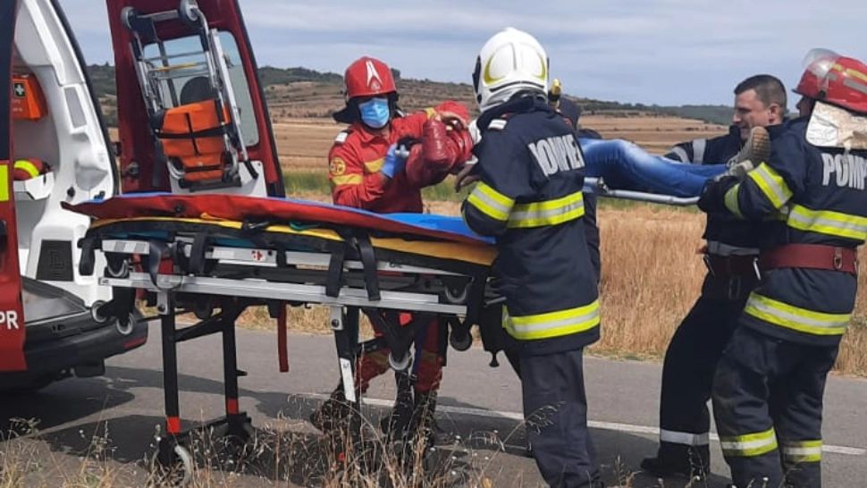 FOTO | Accident cumplit, în Mehedinți. Un mort și un rănit grav, după ce mașina în care se aflau s-a răsturnat