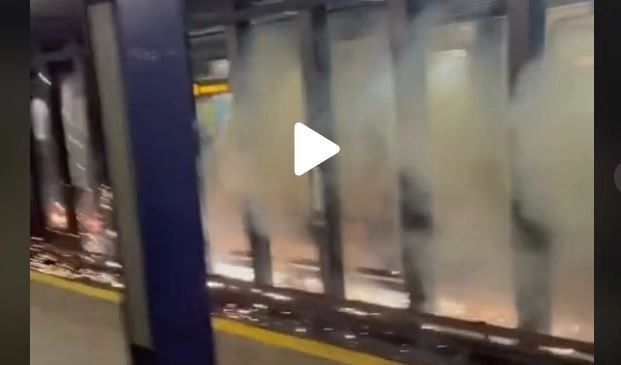 VIDEO – Imagini dramatice de la metrou – O bicicletă aruncată pe șine a fost spulberată – Risc de incendiu, explozie, scântei
