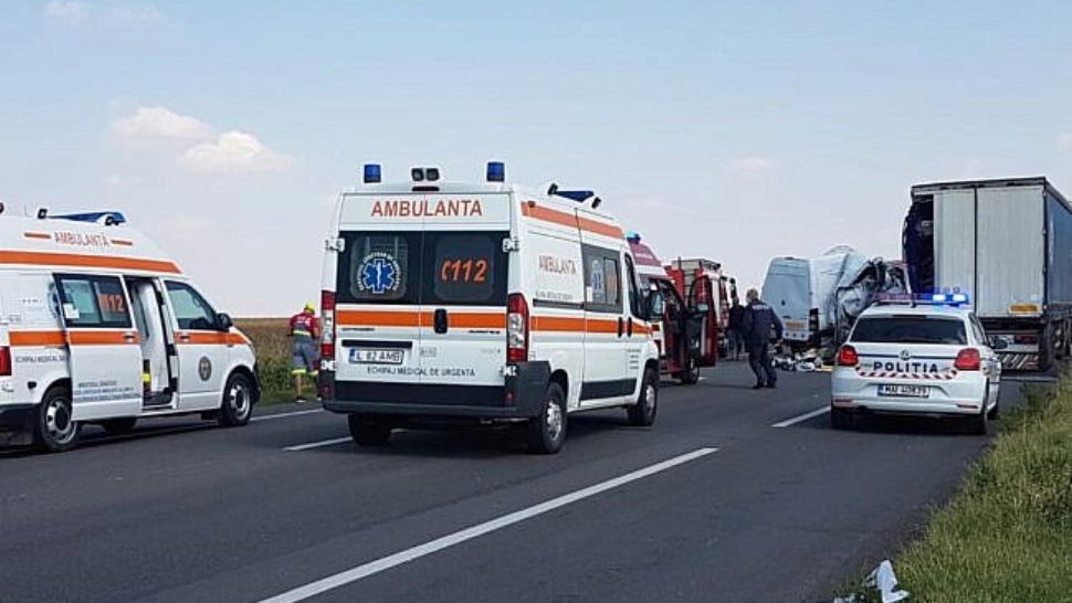 Accident grav - Cinci persoane rănite în coliziunea dintre un microbuz și un TIR