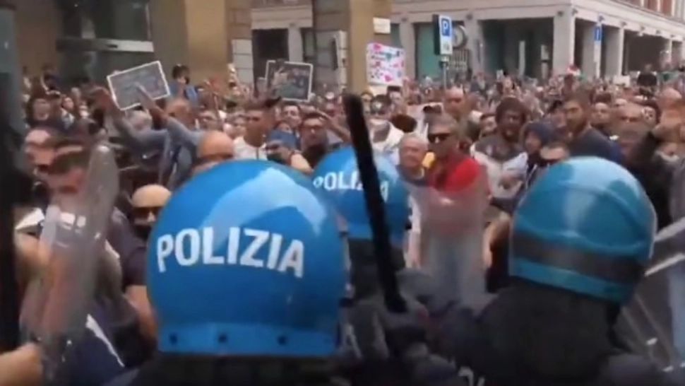 VIDEO | Proteste masive în Italia împotriva vaccinării. Lupte în stradă între oamenii nemulțumiți și polițiști