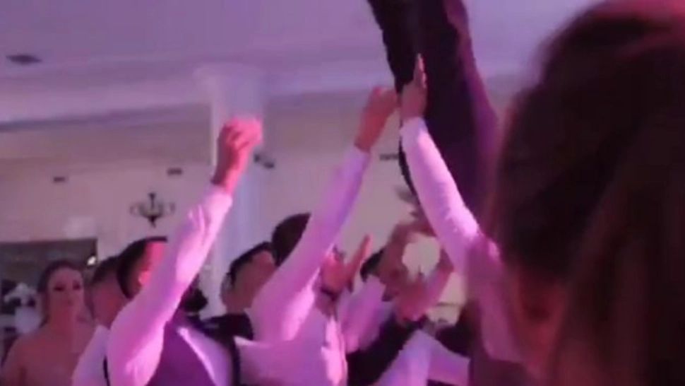 VIDEO - Un mire din Băile Felix a ajuns la spital după ce nuntașii l-au aruncat în aer și nu l-au mai prins