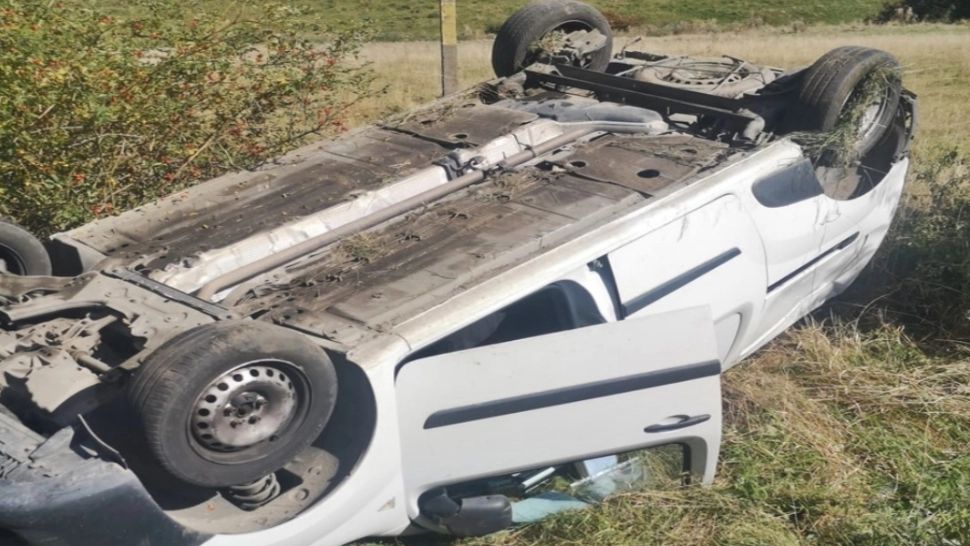 FOTO | Accident grav în Mureș: 2 mașini s-au răsturnat pe câmp, în urma unui impact violent