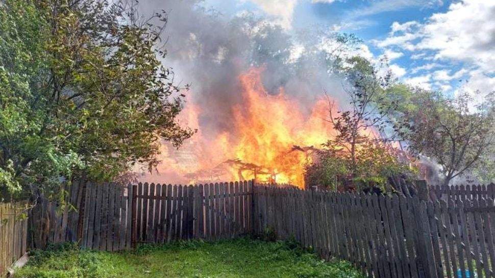 FOTO | Incendiu de amploare, în Neamț. 2 case și 4 anexe gospodărești, mistuite de flăcări