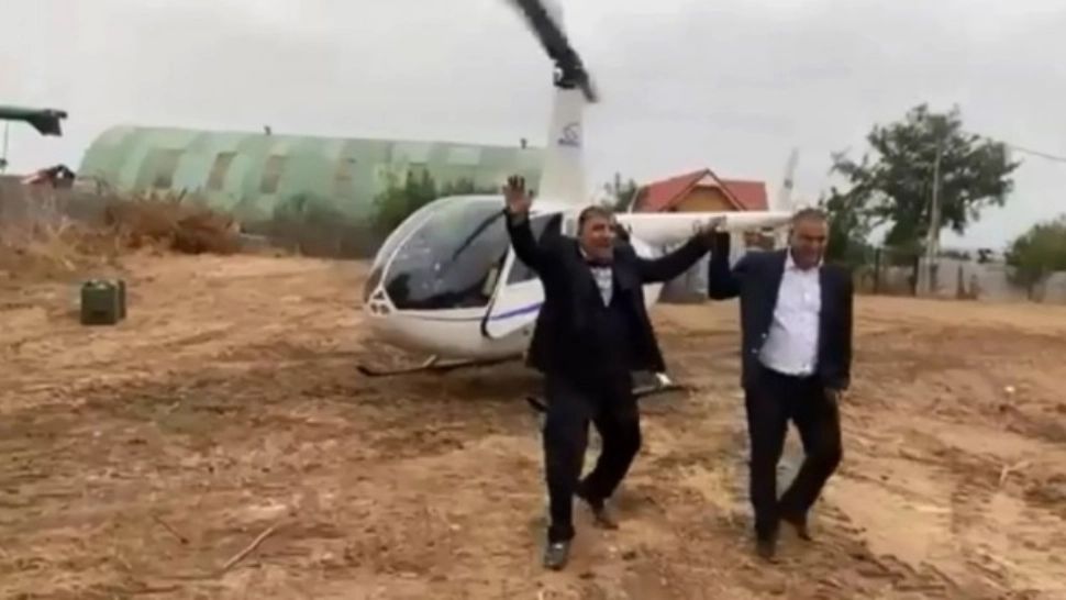 VIDEO | Aroganță de zile mari. Primar din Dolj, dus la nuntă cu elicopterul