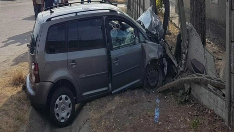 Accident teribil în Olt. 2 victime, dintre care o minoră, după ce au intrat cu maşina într-un gard de beton