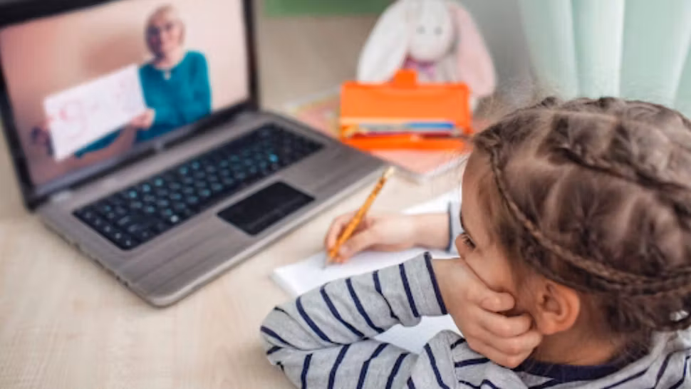 Câți elevi vor face școală online din cauza intrării localităților în scenariul roșu. Anunțul Ministerului Educației