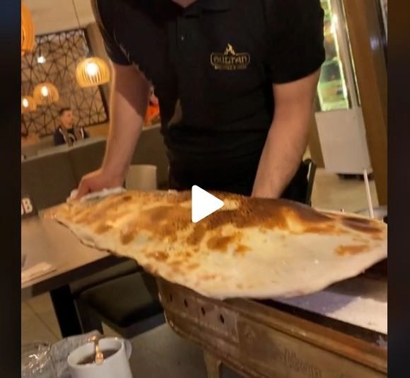 Ospătarul le-a adus o pâine imensă la masă. Când a început să taie din ea, ceva spectaculos se află înăuntru