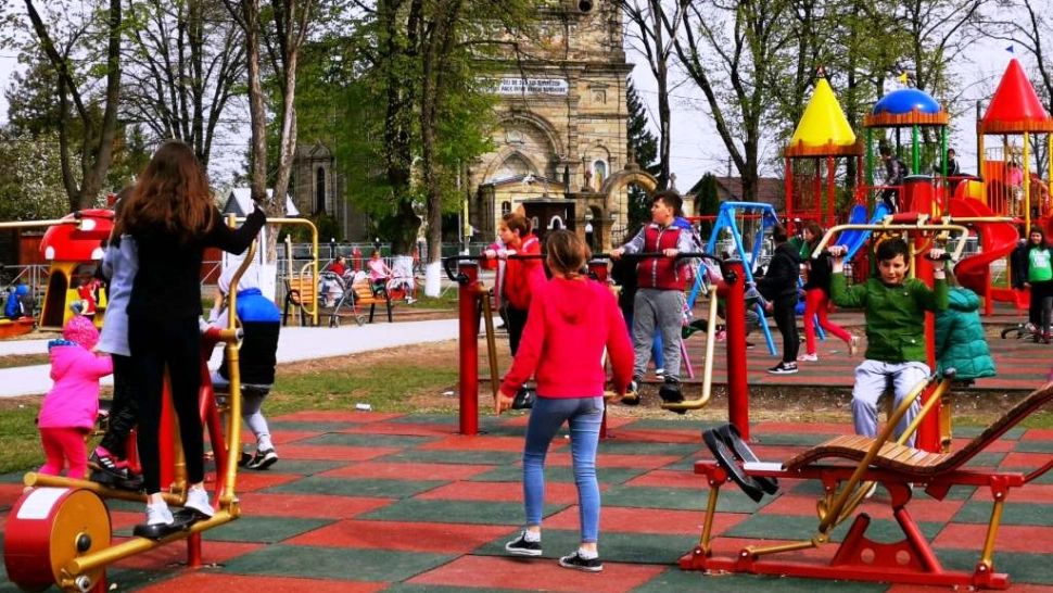 Elevii se bucură de ultima zi de vacanță. Parcurile, luate la asalt de copii